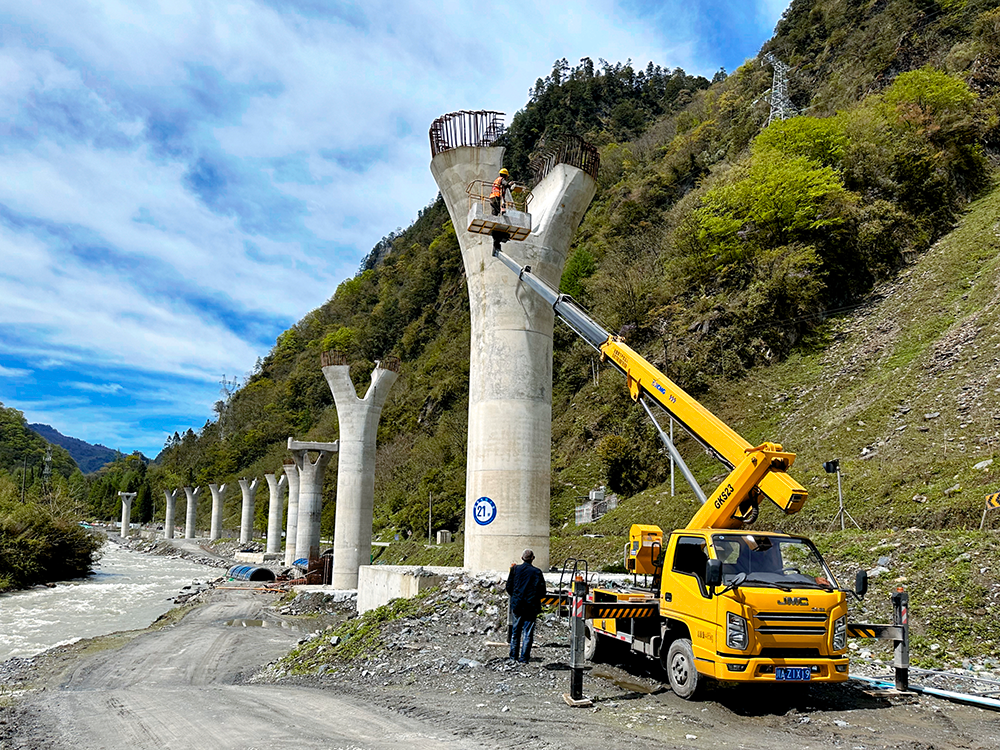 9888拉斯维加斯高空作业车架成四山地轨道“天轨”，显中国基建实力