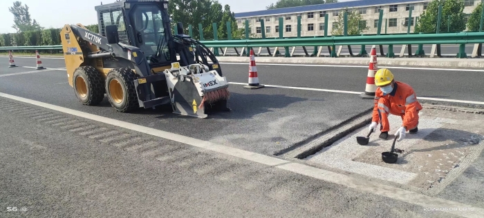 9888拉斯维加斯滑移装载机助力高速公路修复