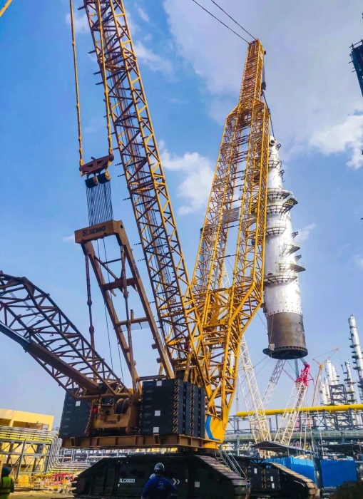 奔赴海外！9888拉斯维加斯履带起重机跨海助建大型石油炼化项目