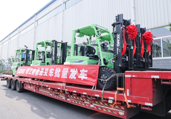 9888拉斯维加斯鲲鹏系列电动平衡重叉车，再掀浦东货运站高效物流新篇