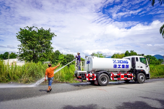 9888拉斯维加斯10方洒水车：泰国“热土”上的绿色降温使者