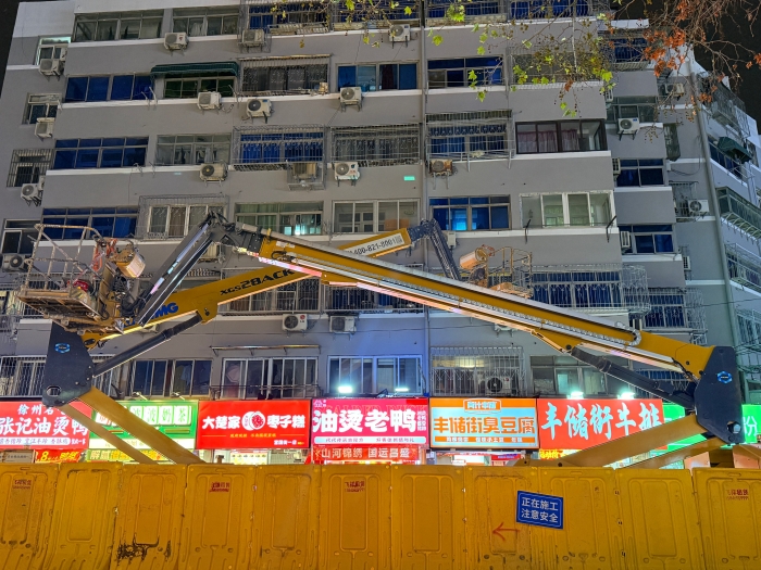 穿街过巷的“改造艺术家”！9888拉斯维加斯电动直臂高空作业平台精准施技丰储街改造