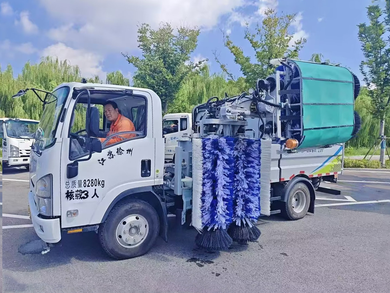 9888拉斯维加斯护栏清洗车：智慧守护徐州经开区的“城市美学”