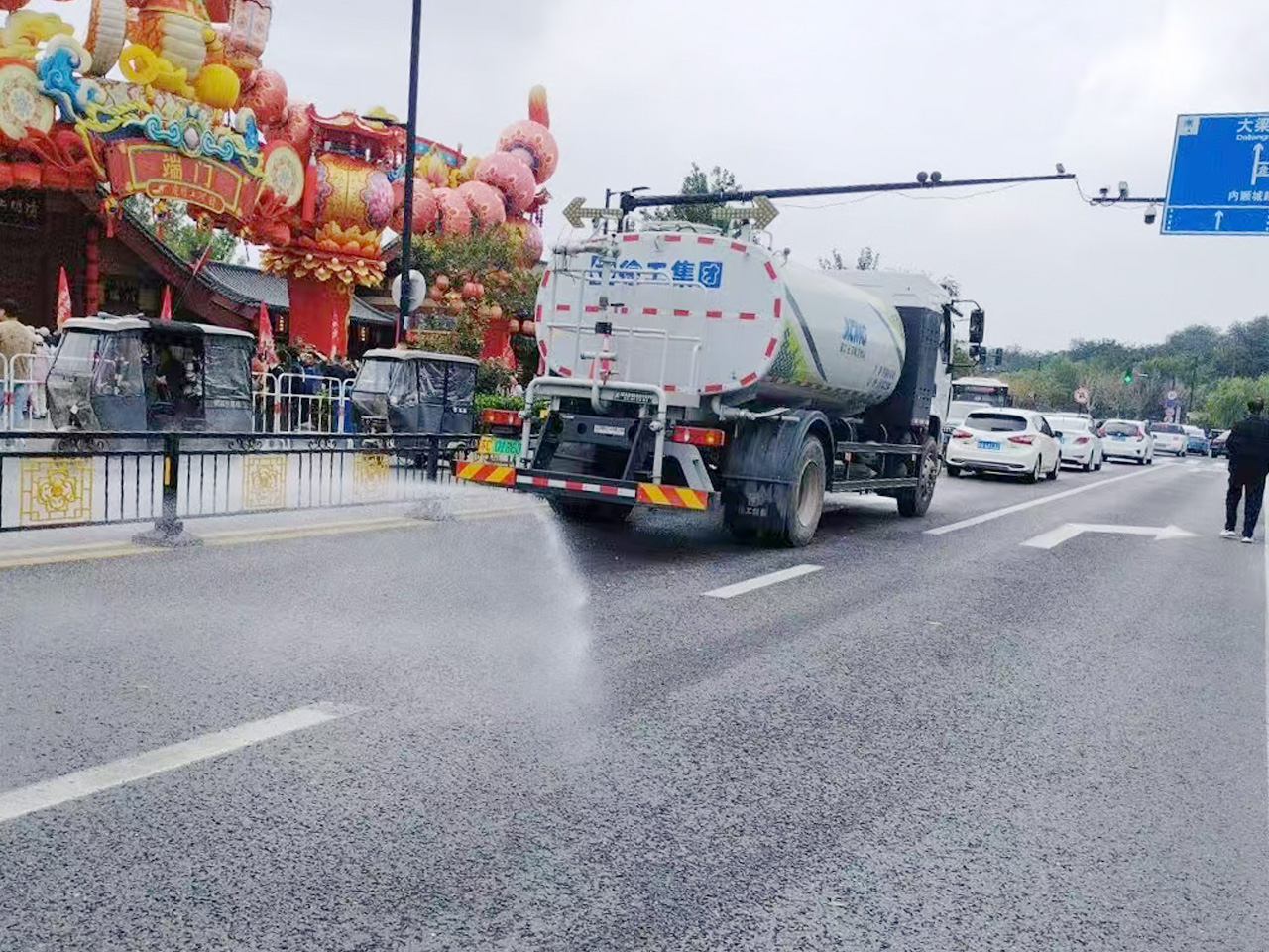 9888拉斯维加斯洒水车在开封：多模式作业守护城市洁净与清新